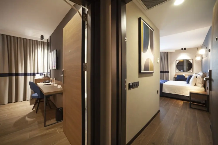 2 Bedrooms Standard Family room with city view