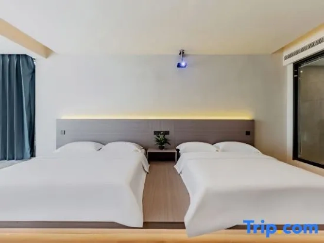 Comfort Family room with street view