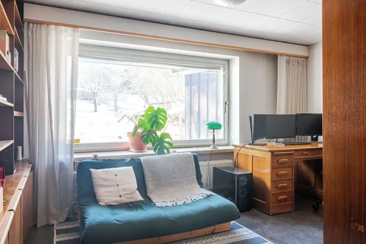 Lakefront House with 5 BR and Sauna