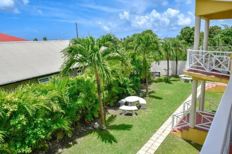 2 Bedrooms Apartment with balcony and with garden view