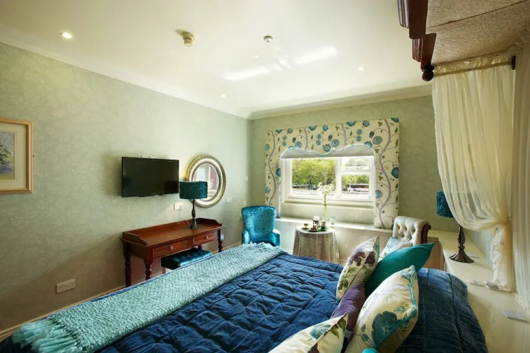 Arbutus Lodge