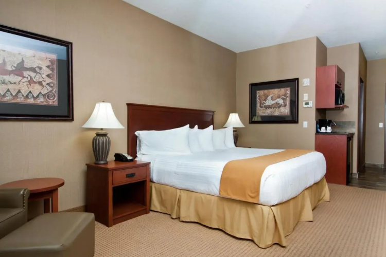 Days Inn & Suites by Wyndham Strathmore