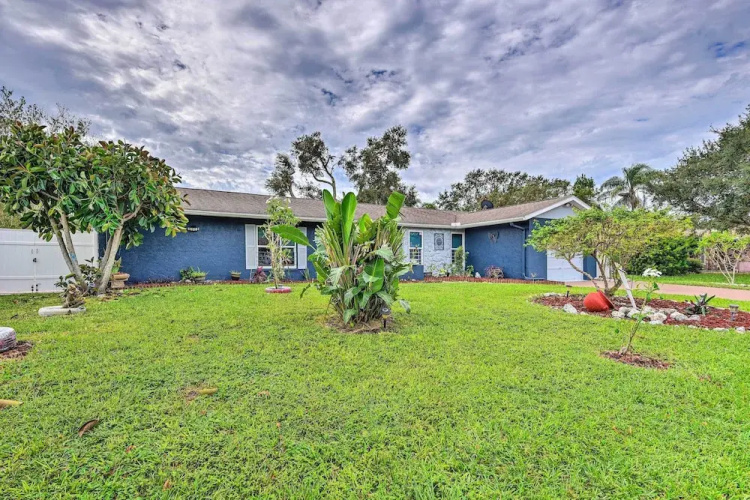 Convenient Sarasota Studio w/ Lush Backyard!