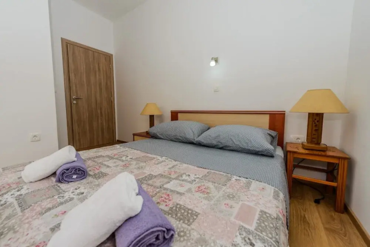 Spacious Apartment w Patio 40m From the Beach
