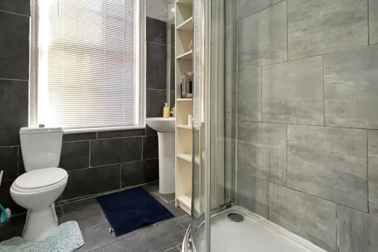 4 Beds-sleeps 8-central-office Space