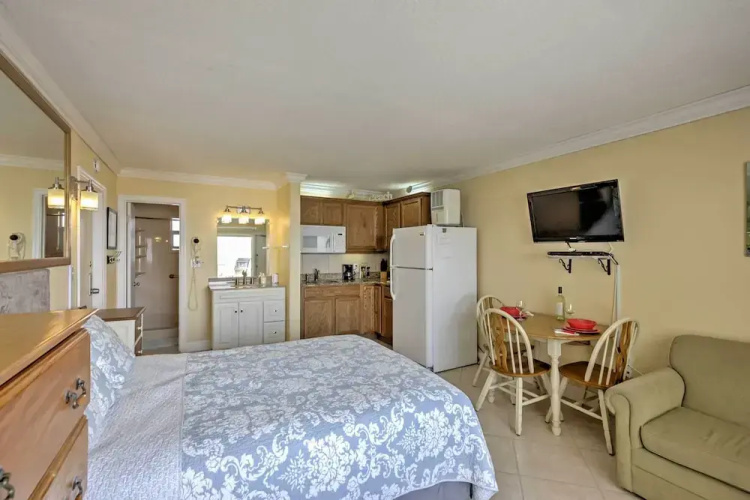 Daytona Beach Studio w/ Oceanfront Balcony & Pool!