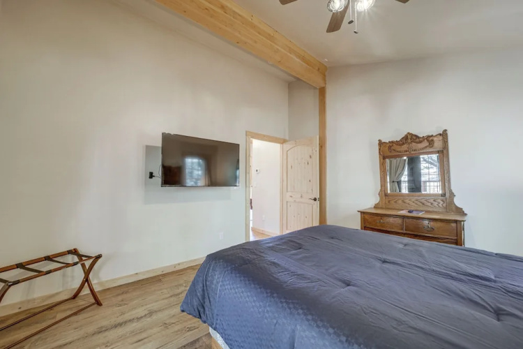 'lavender Lodge' Mountain-view Pine Cabin w/ Deck