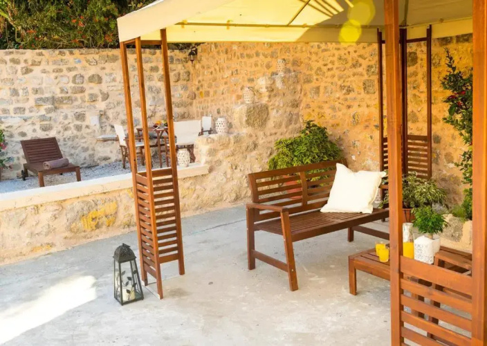 Villa Leon - Private courtyard serenity