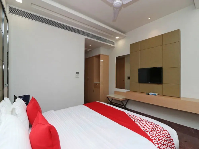 OYO 13616 Hotel Gala Galaxy