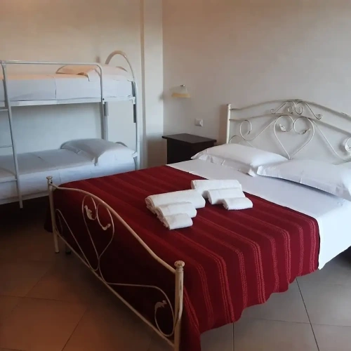 Standard Quadruple room with garden view