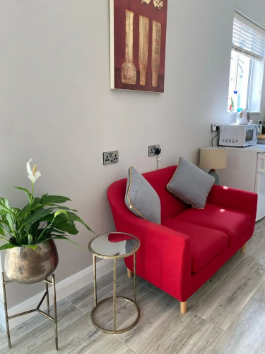 Hugo Mews Bright Studio Apartment