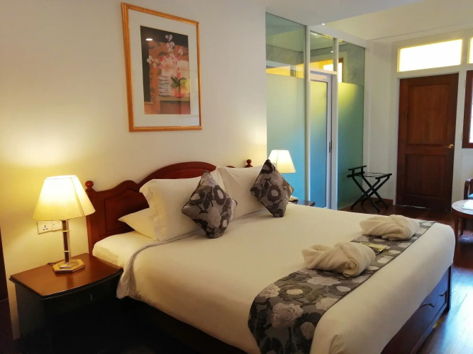 Heeren Straits Hotel