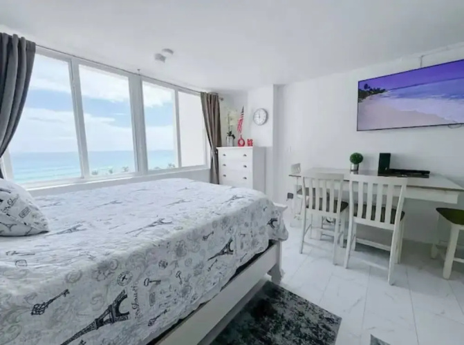 Beachfront Studio Pool Gym & Ping Pong