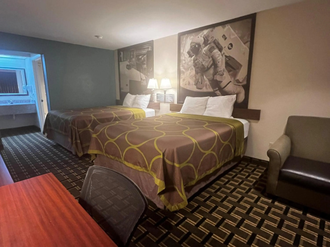 Super 8 by Wyndham Baytown / I-10