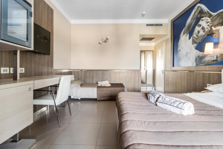 Standard Triple room with balcony