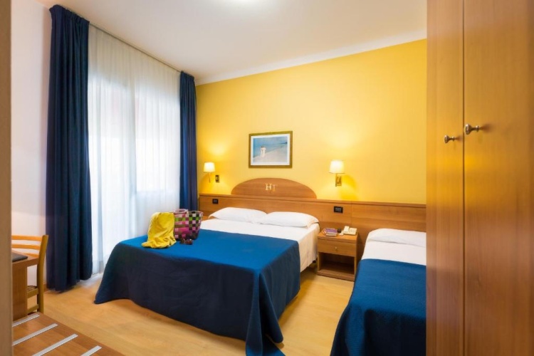 Comfort Triple room with partial sea view