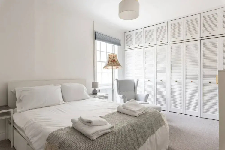 Bright And Elegant 3 Bedroom Seafront Apartment
