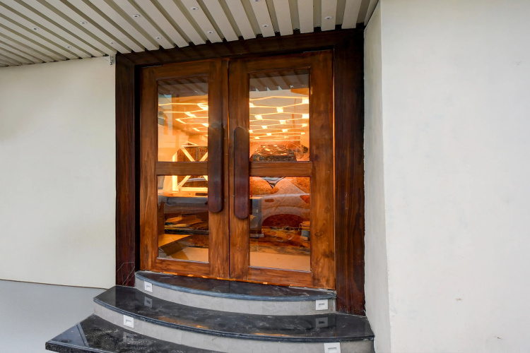 Super OYO Townhouse Varanasi Railway Junction