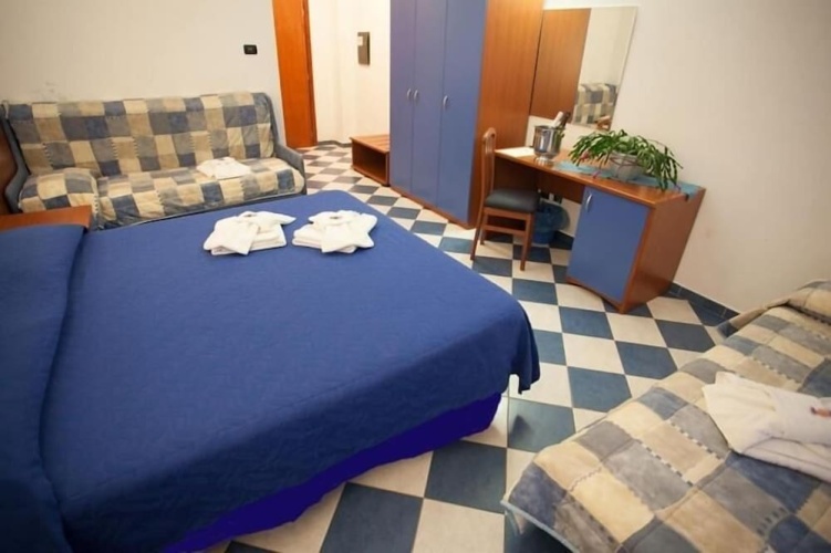 Classic Quadruple room with balcony and with courtyard view