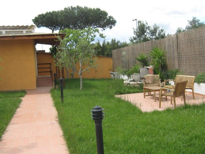 Standard Triple room with garden view