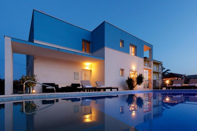 4 Bedrooms Villa