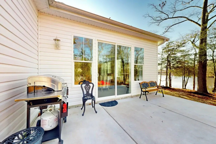 3BR Riverfront Home w/ Kayaks & Game Room