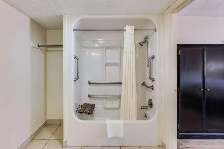Econo Lodge Inn & Suites