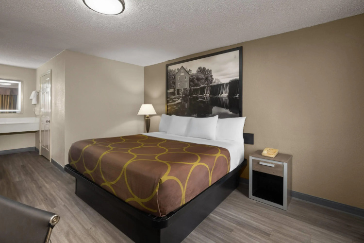 Super 8 by Wyndham Macon West