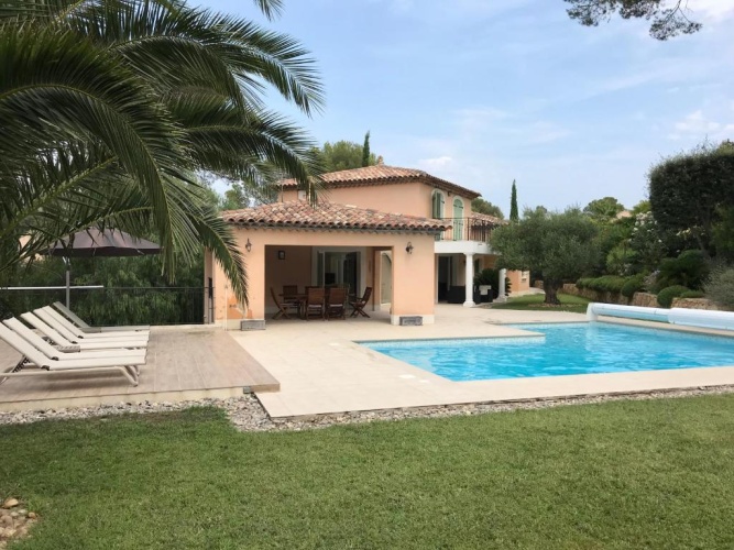 5 Bedrooms Villa