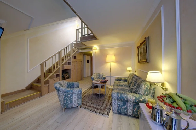 Deluxe Quadruple room with partial view
