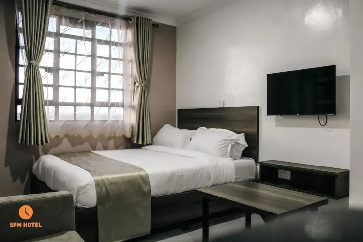 5 PM Hotel