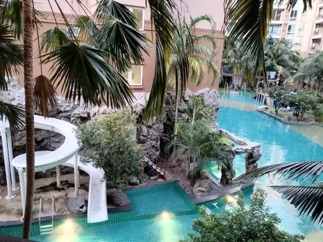 2 Bedrooms Family Suite with pool view