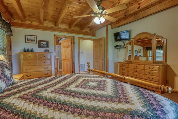 Mountain View - 2 Bedrooms, 2 Baths, Sleeps 6 Cabin by RedAwning