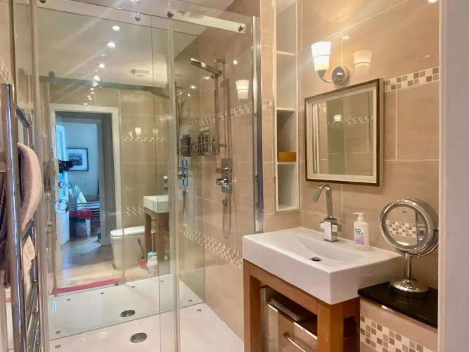 Easy Walk City Centre Flat with Free Parking