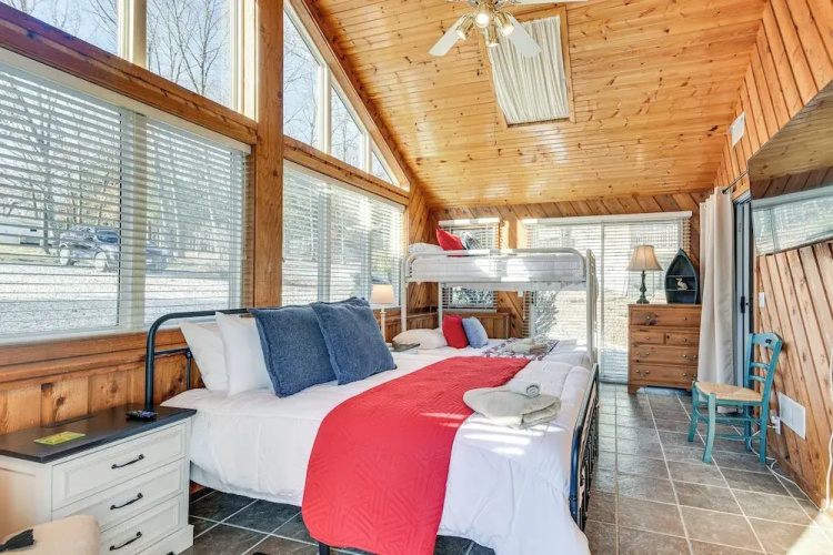 Private Hot Tub, Fire Pit! Lakefront Ozarks Escape
