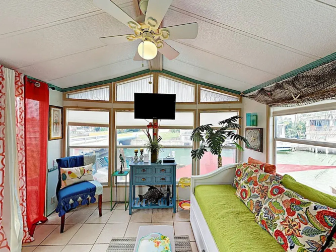 Waterfront W/ Deck & 2 Pools 1 Bedroom Condo
