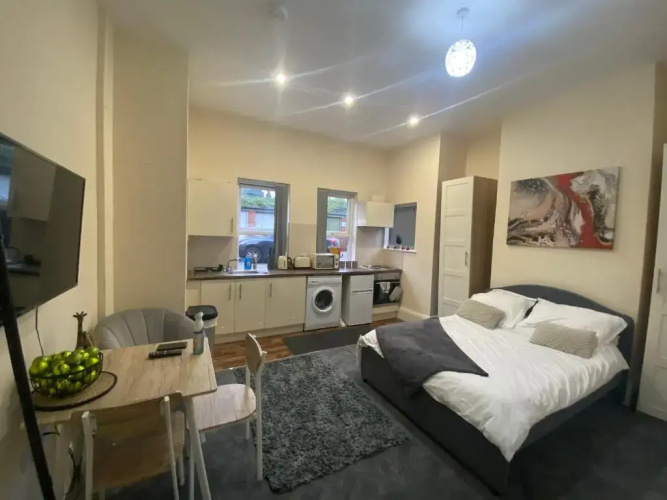 Modern studio apartment - great location!