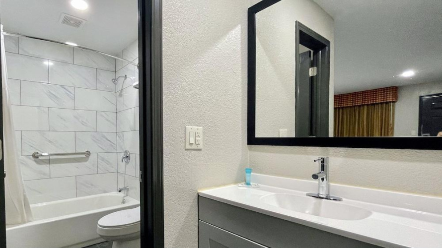 Days Inn By Wyndham Bloomington