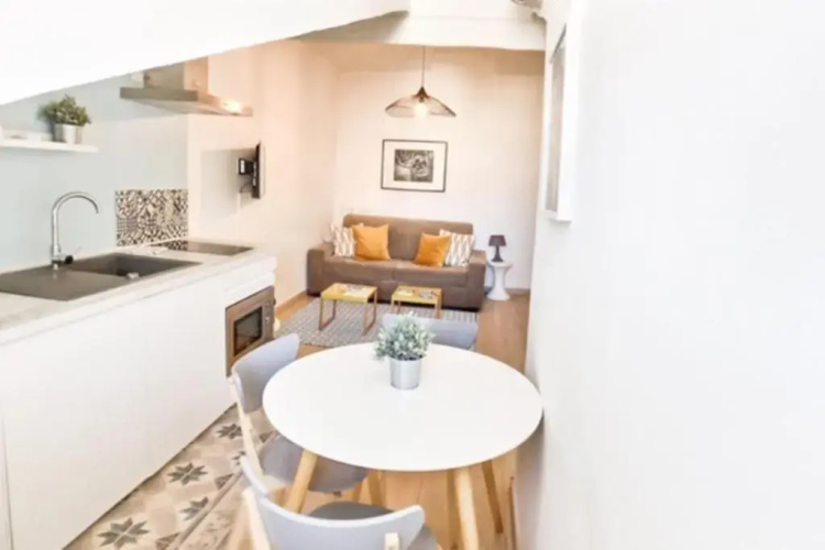 Charming 1 Bedroom Apartment Center