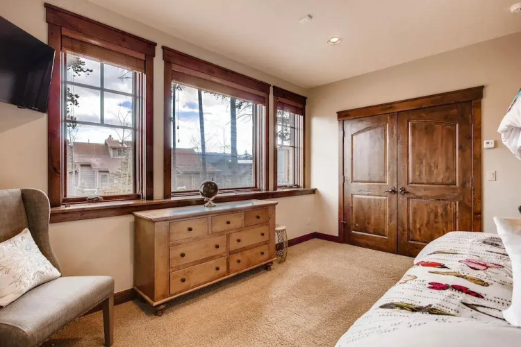 Snowy Point Chalet