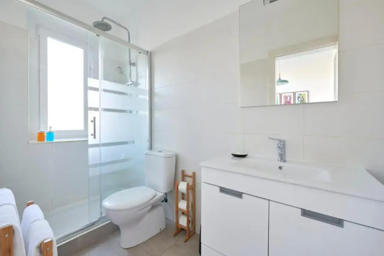 Quiet and Central 2BR APT, By TimeCooler