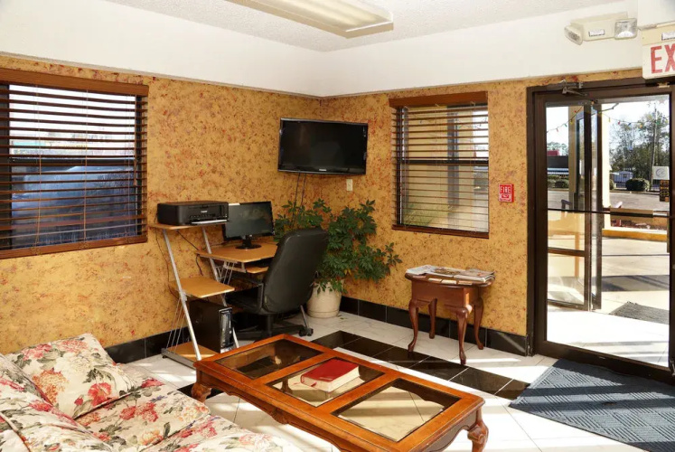 Executive Inn Opp