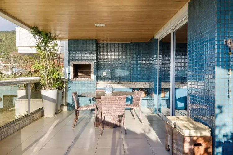Apartamento com 4 suítes pé na areia
