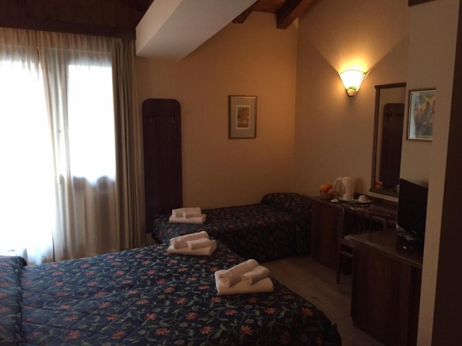 Standard Triple room
