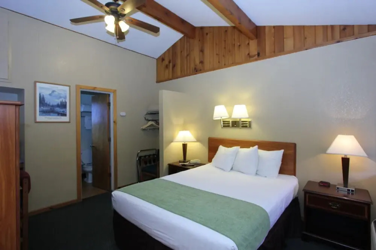 Oakhurst Lodge