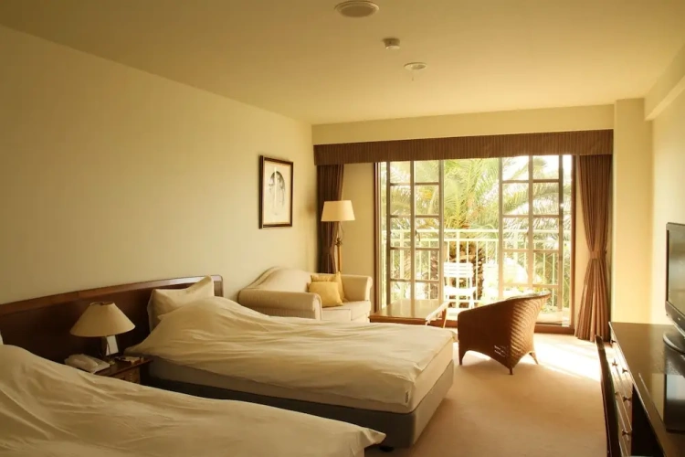 Standard Triple room with balcony and with partial ocean view