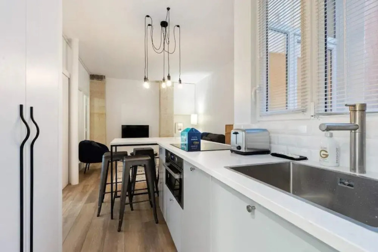 Chic & Contemporary Apartment With Two Bedroom - Image 10