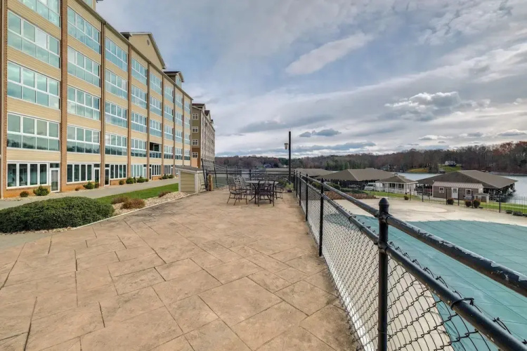 Top-floor Balcony & Serene Views: Huddleston Condo