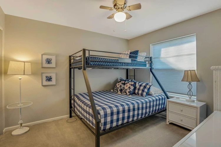 4 Bedrooms Apartment