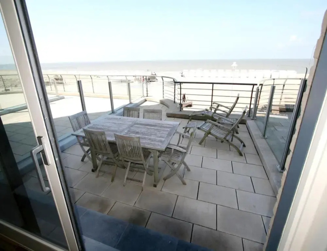 Seaside Comfort With Parking